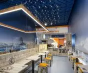 W kawiarni centrum naukowego Klimahaus Bremerhaven 8° Ost w Niemczech na granatowym „niebie” zamontowano metalowe Baffle Knauf Ceiling Solution