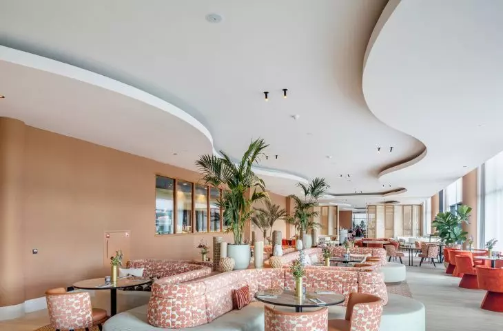 Obiekt sieci Van der Valk Exclusief zdecydował się na montaż eleganckich białych akustycznych sufitów z linii Eleganza