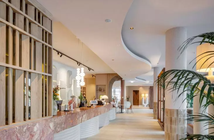 Lobby hotelowe choć duże, nie musi przytłaczać pogłosem i echem odbijających się dźwięków. Na suficie lub ścianach zainstalować można akustyczne, designerskie sufity, a na ścianach okładziny ścienne Heradesign