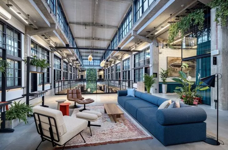 Całość gdańskiej Montowni Lofts & Experience utrzymana jest w szarościach. Nad głowami dostrzec można przylegające do stropów akustyczne płyty z wełny drzewnej Heradesign z oferty Knauf Ceiling Solutions