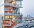 Vagelos Education Center in New York - an arrangement of white floor slabs resembling ribbons introduces a rhythmic division of the facade