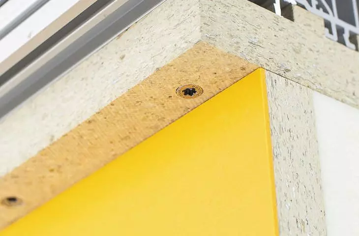 Puroterm HS bolted to the threshold of the HST door with screws only 45mm long. Installation is easy and fast, and the installation materials are repeatable
