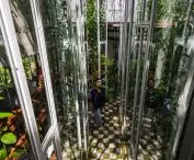 Dom „Labri” w mieście Huế we Wietnamie  — dom o powierzchni 55 m² został zaprojektowany dla pary, która zdecydowała się na działkę położoną nad brzegiem dużego stawu 