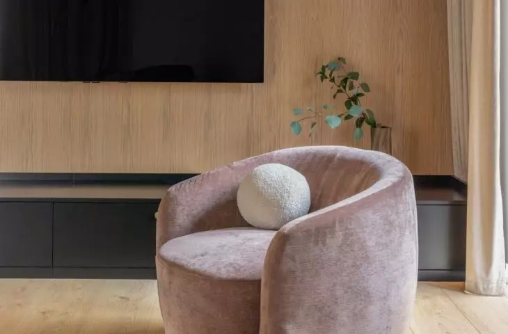 In the TV section stood a purple chair