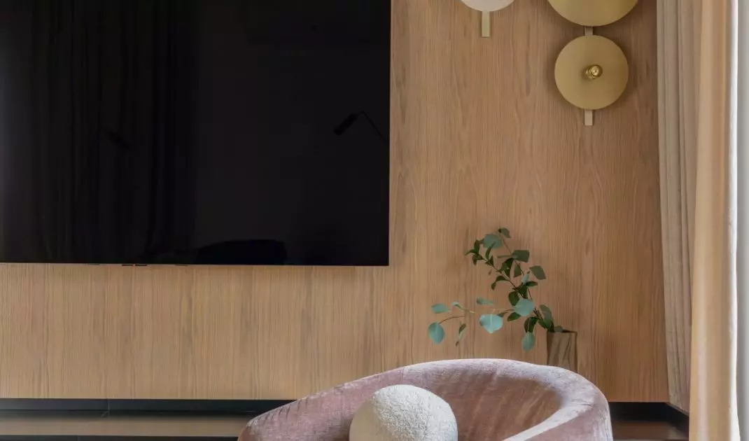 In the TV section stood a purple chair