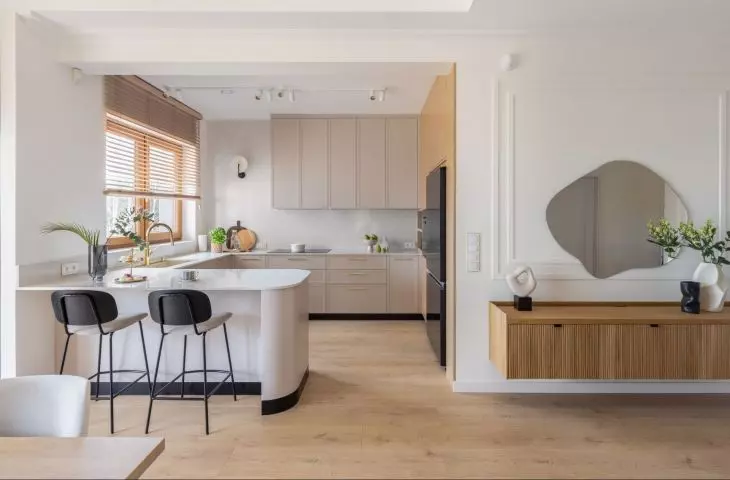 The kitchen is separated from the dining room by a peninsula