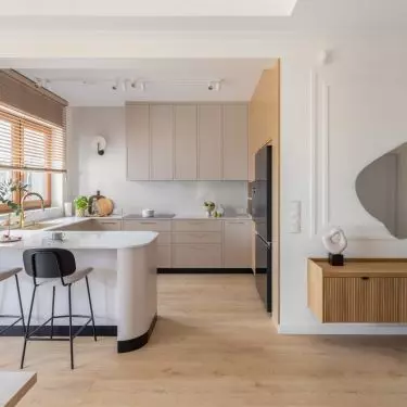 The kitchen is separated from the dining room by a peninsula