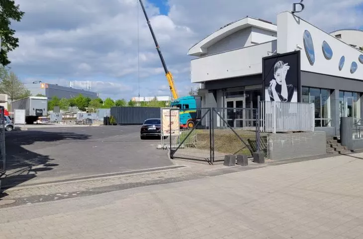 pawilon po barze McDonald's w Poznaniu w roli galerii fotografii, ul. Głogowska, 04.2024