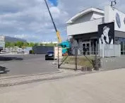 pawilon po barze McDonald's w Poznaniu w roli galerii fotografii, ul. Głogowska, 04.2024