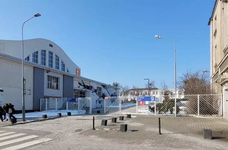 wejście na teren MTP i tzw. Zieloną Rzekę