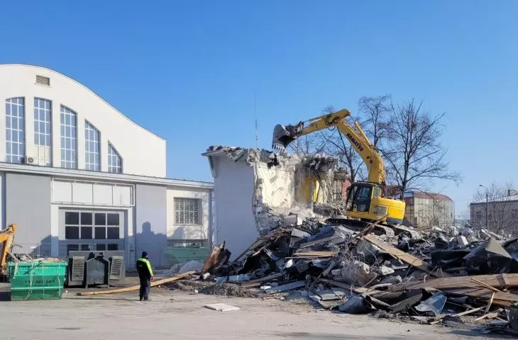 wyburzanie pawilonu po barze McDonald's w Poznaniu, 20.02.2025