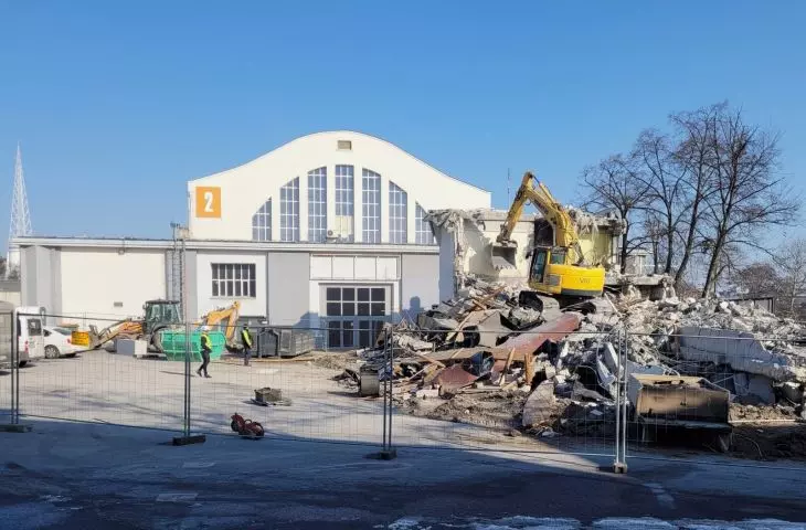 wyburzanie pawilonu po barze McDonald's w Poznaniu, 20.02.2025