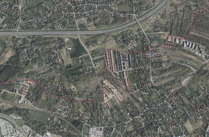 Boundary between Krakow and Wieliczka and a visible hulk development right on the demarcation line