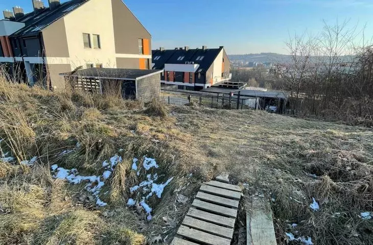 Photo of the access to the estate from the side of the monument