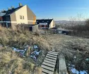 Photo of the access to the estate from the side of the monument