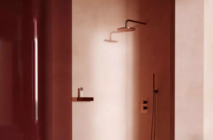 Walls in shades of warm terracotta blend seamlessly with the floor