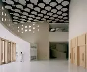 Audytorium w klasztorze dźinijskim Shrimad Rajchandra Ashram w Dharampur, w stanie Gujarat
