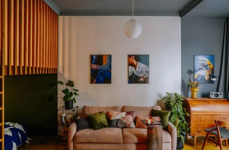 The salon is decorated with works by Lolita Pelegrime