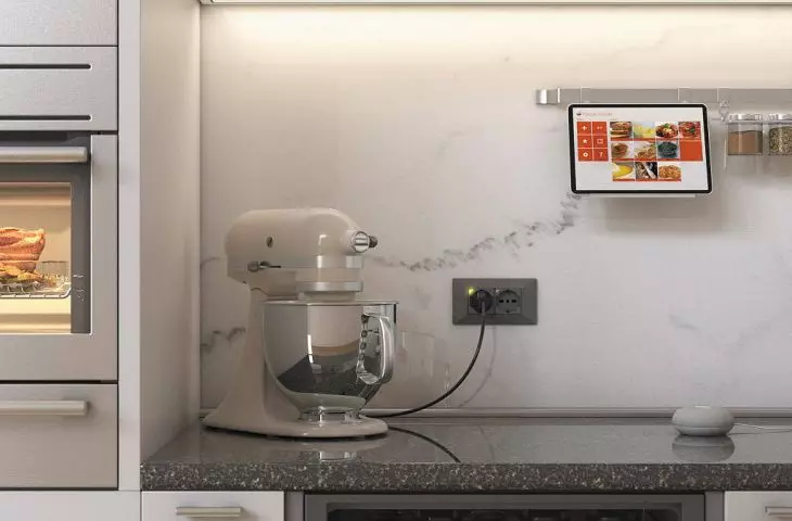 Kolor diody LED na gniazdku pokazuje aktualne zużycie energii