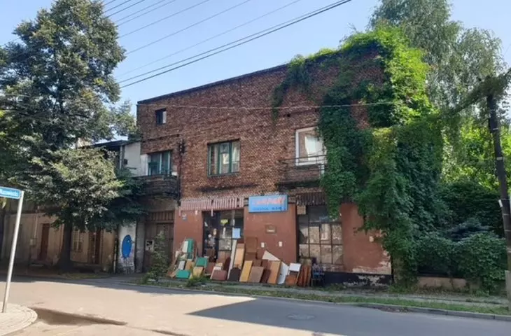 widok na niedokończoną kamienicę z lat 30.
