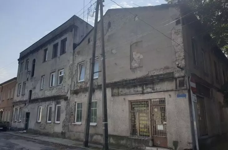 widok na oficynę i kamienicę narożną