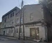 widok na oficynę i kamienicę narożną