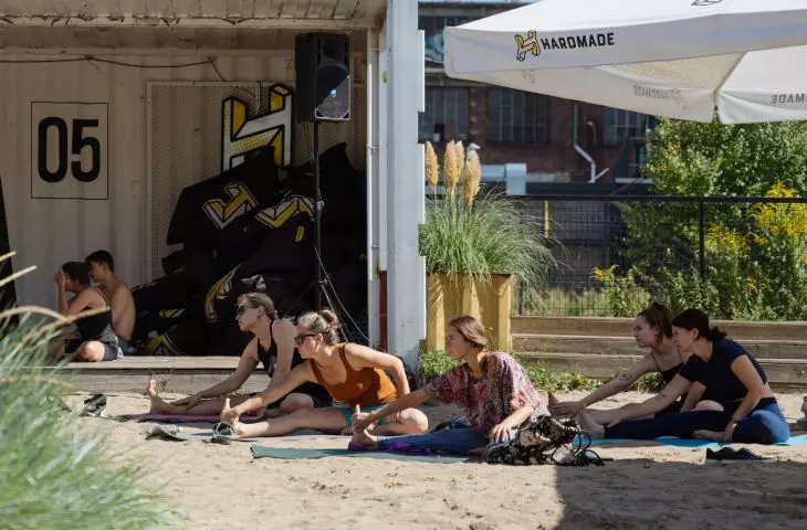 During the summer there are workshops, fairs, author meetings, yoga classes during the day