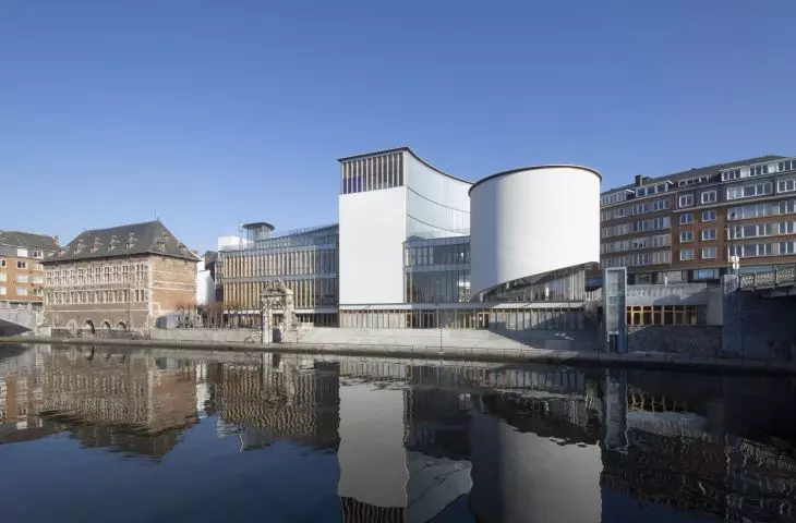 Rozbudowa centrum kulturalnego w Namur — widok na bryłę obiektu położonego na północnym brzegu rzeki Sambry