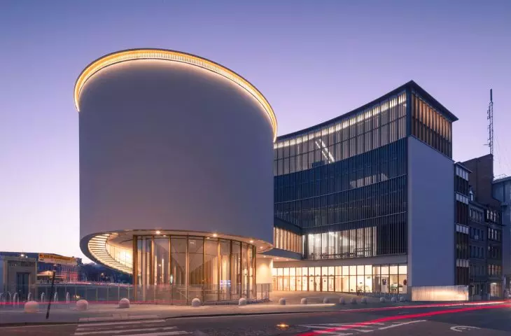Rozbudowa centrum kulturalnego w Namur — projekt zakładał zachowanie istniejącej konstrukcji budynku, z wyjątkiem niewielkich dobudówek