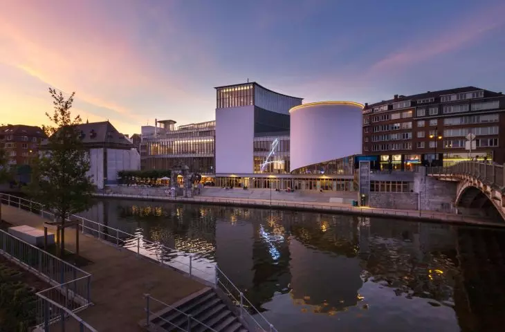 Widok na centrum kulturalne w Namur wieczorem 