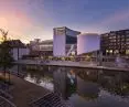 Widok na centrum kulturalne w Namur wieczorem 