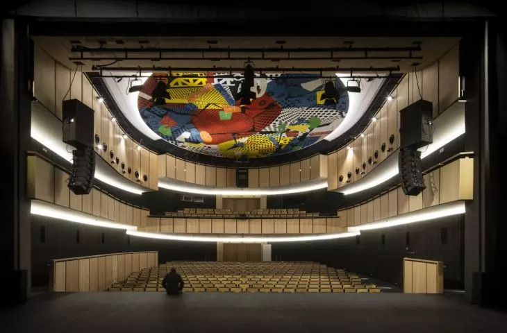 Rozbudowa centrum kulturalnego w Namur — widownia jednego z teatrów 