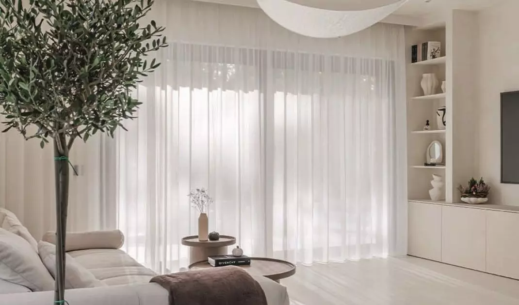 Decorative ceiling lamps resemble paper flakes floating in the wind