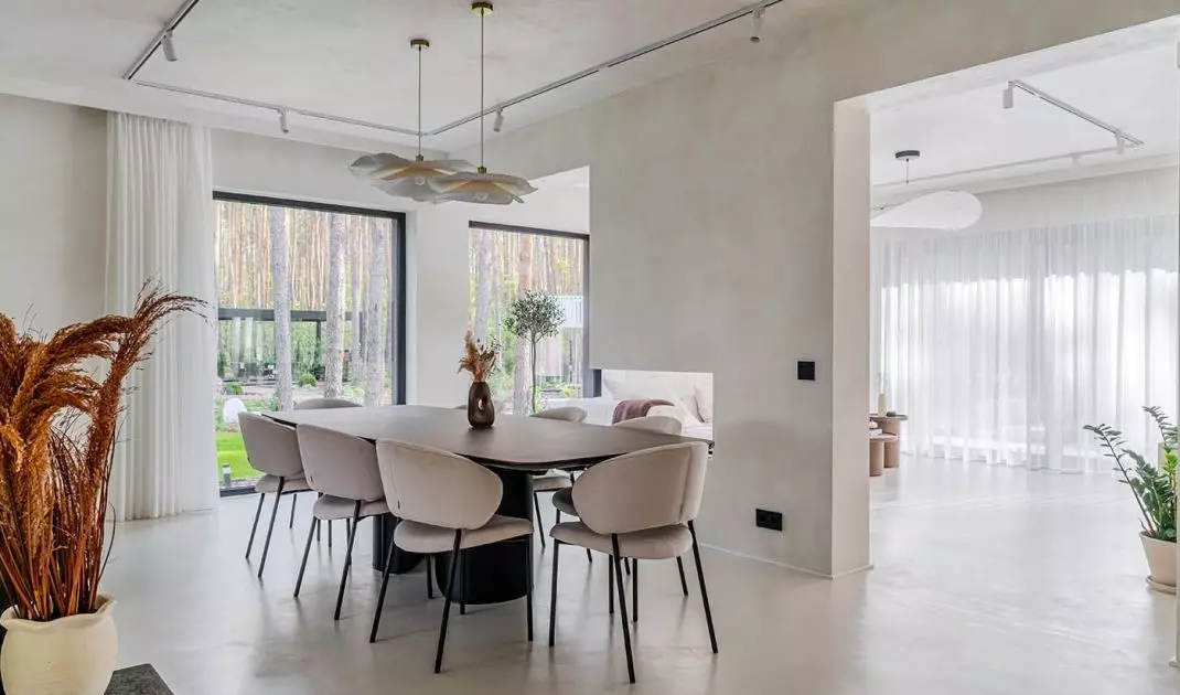 Nad stołem w jadalni umieszczono designerskie lampy