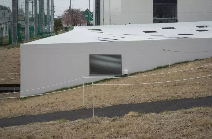 otwory w bocznych ścianach są przeszklone, natomiast otwarte dachowe perforacje pozwalają na pełniejszy kontakt z otoczeniem i naturą — łącznie z opadami atmosferycznymi