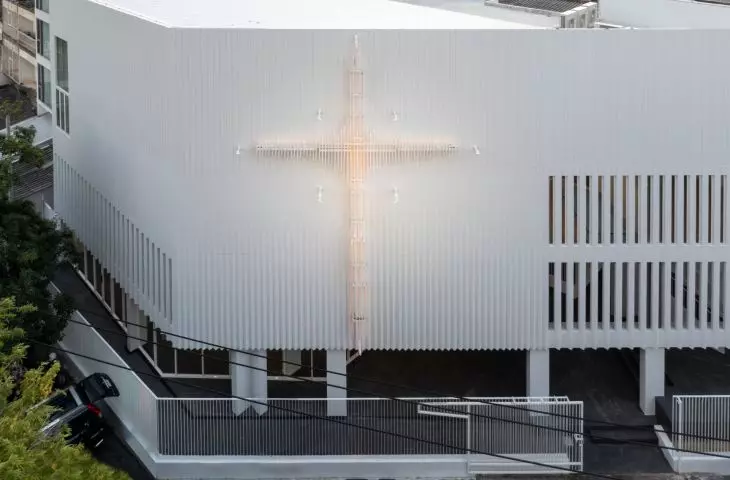 Fasada kościoła Radości w Bangkoku symbolizuje granicę między ziemskim a boskim, a jej centralnym elementem jest Krzyż Jedności