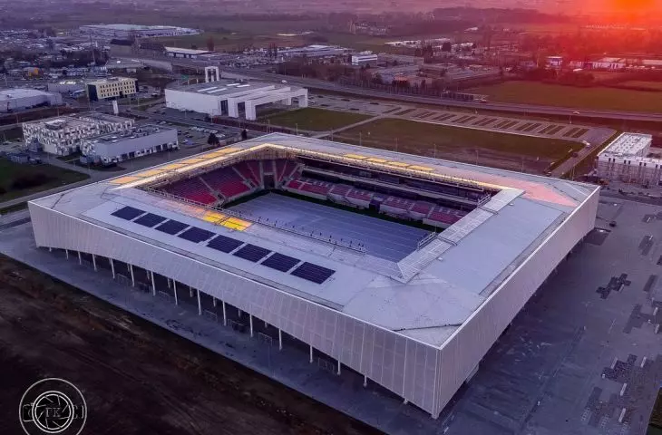 Stadion z widokiem na ulicę Technologiczną 