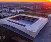 Stadion z widokiem na ulicę Technologiczną 