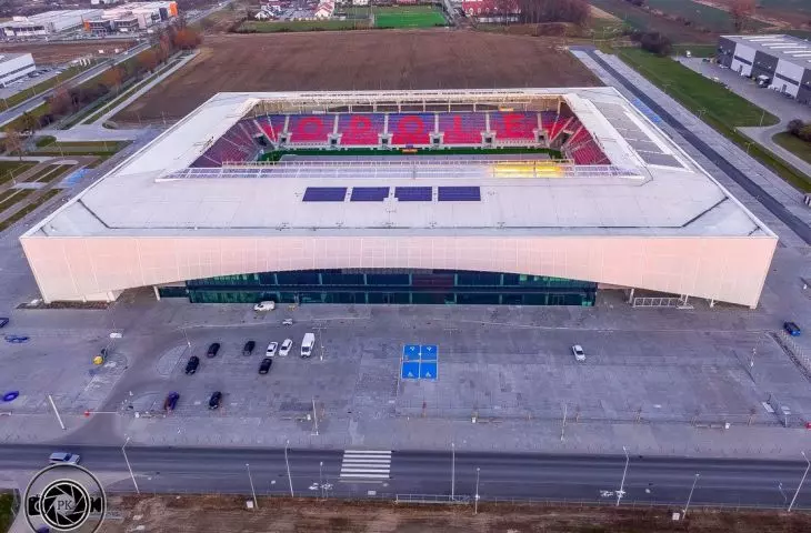 Parking główny przed stadionem