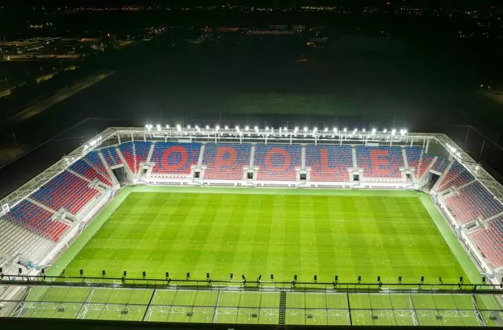 Wnętrze stadionu z oświetleniem 
