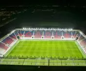 Wnętrze stadionu z oświetleniem 