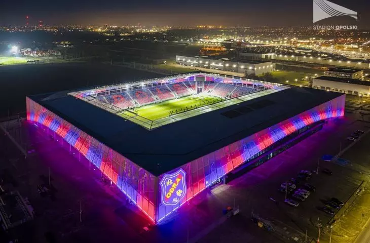 Nocna iluminacja od strony parkingu głównego