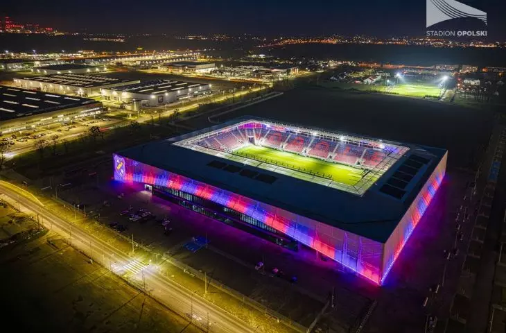 Nocna iluminacja z widokiem na boisko boczne