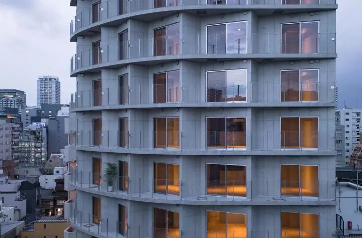 Kompleks apartamentów TOPAZ Shinokachimachi w Tokio  — nietypowa forma budynku, przypominająca wachlarz, stanowi odpowiedź na nieregularną tkankę urbanistyczną dzielnicy Shin Okachimachi 