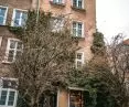 Budynek porośnięty jest bluszczem pospolitym (Hedera helix L) 