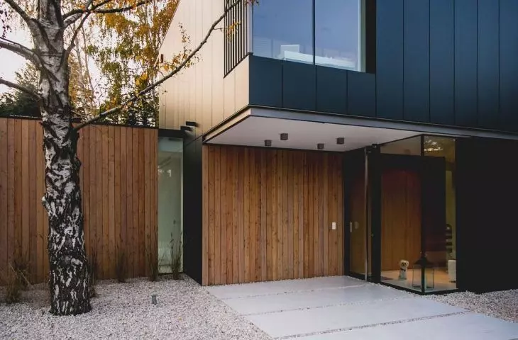 The design is based on the contrast between how the house looks from the garden and how it looks from the front
