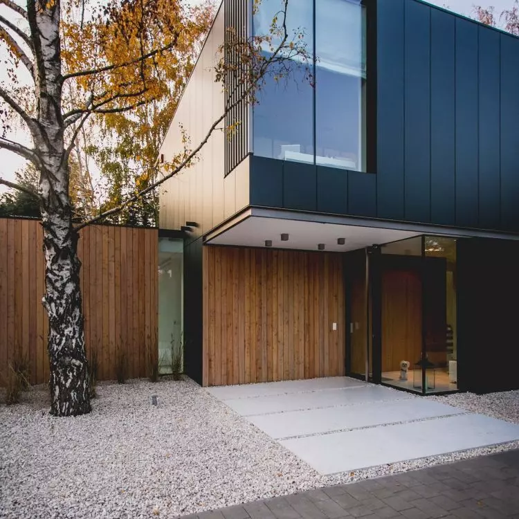 The design is based on the contrast between how the house looks from the garden and how it looks from the front