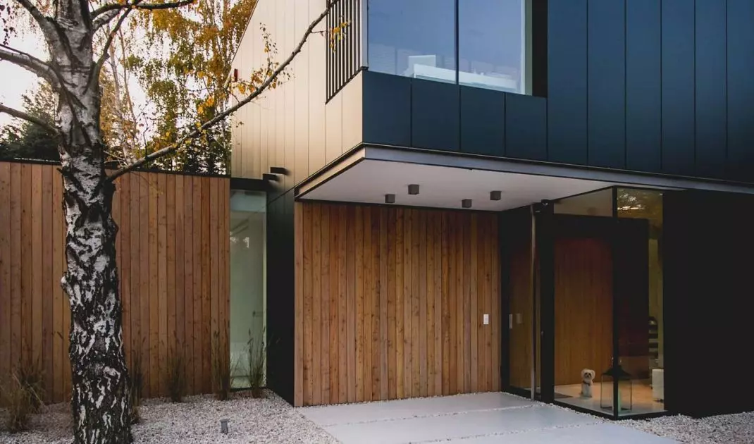 The design is based on the contrast between how the house looks from the garden and how it looks from the front