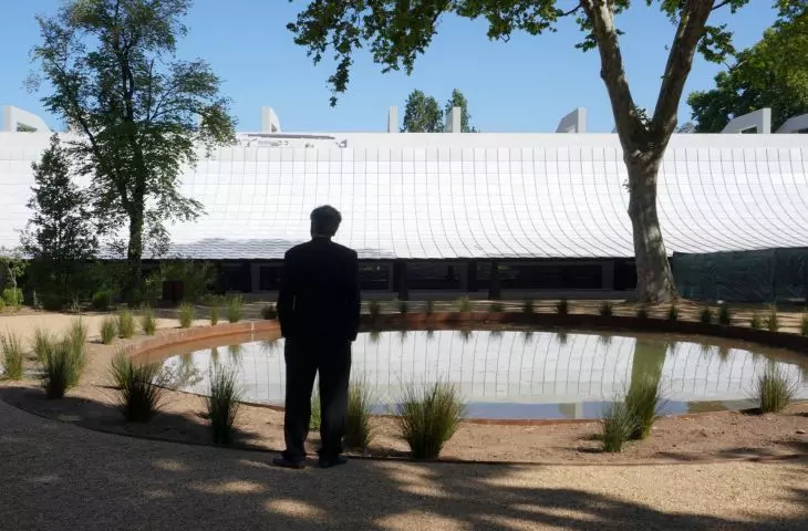 Muzeum Galusta Gulbenkiana w Lizbonie — widok na bryłę instytucji  