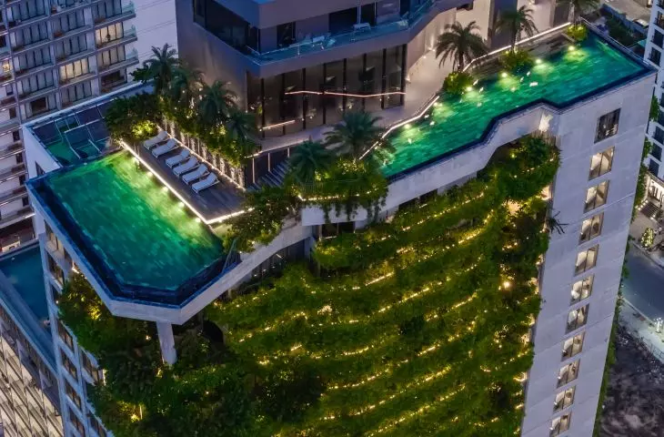 Hotel w Da Nang we Wietnamie  — widok z lotu ptaka na ogrody i basen na dachu 